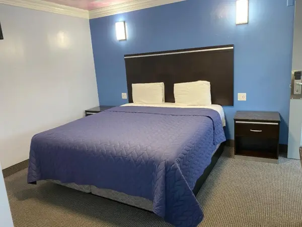 Golden West Manor Motel 9